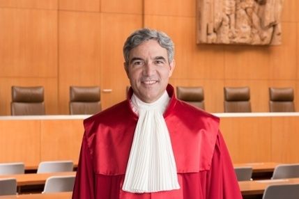 Richter des Bundesverfassungsgerichts in roter Robe im Gerichtssaal