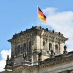 Deutsche Flagge über dem Reichstagsgebäude als Symbol des Verfassungsstaats