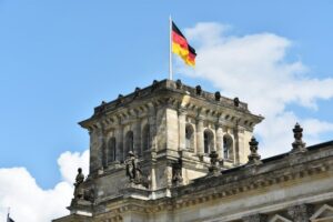 Deutsche Flagge über dem Reichstagsgebäude als Symbol des Verfassungsstaats
