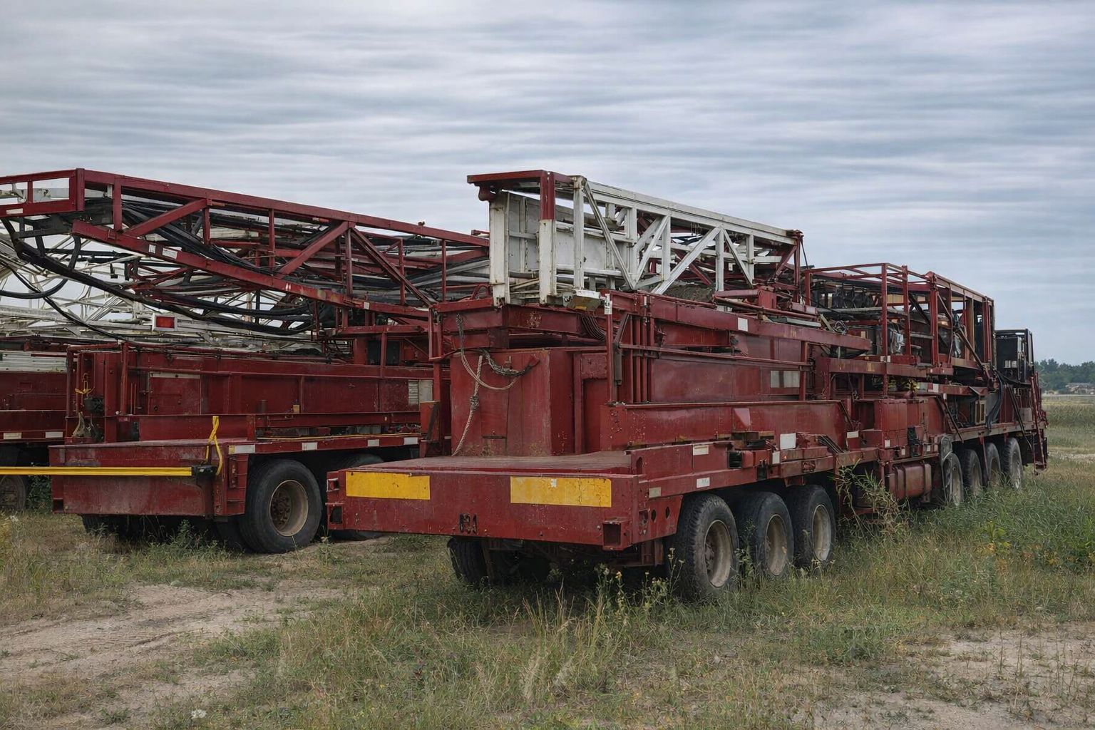 Schwere rote Bohranlagen auf Anhängern bereit für eine Auktion für Baumaschinen.