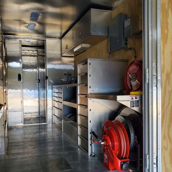 Innenansicht eines Service-Transporters mit metallischer Werkstatteinrichtung.